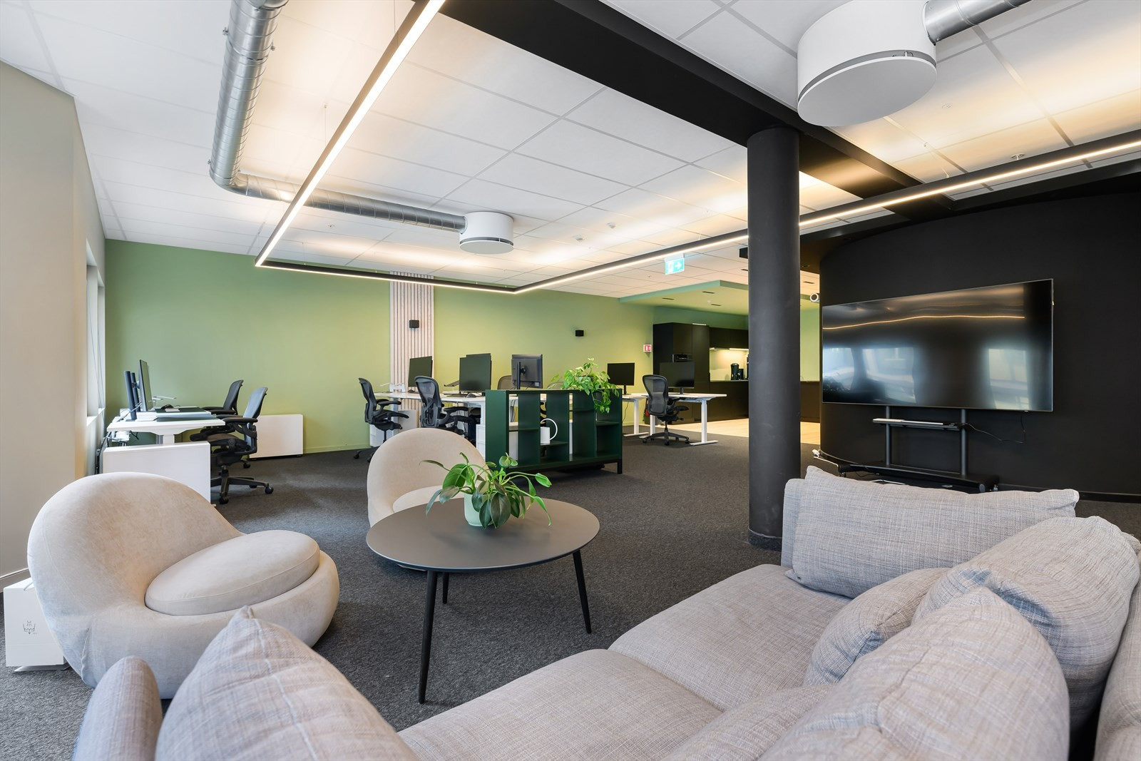 Lokalene i 2. etg. er innredet med landskap, møterom, sosial sone og kjøkken. BTA ca. 300 m².