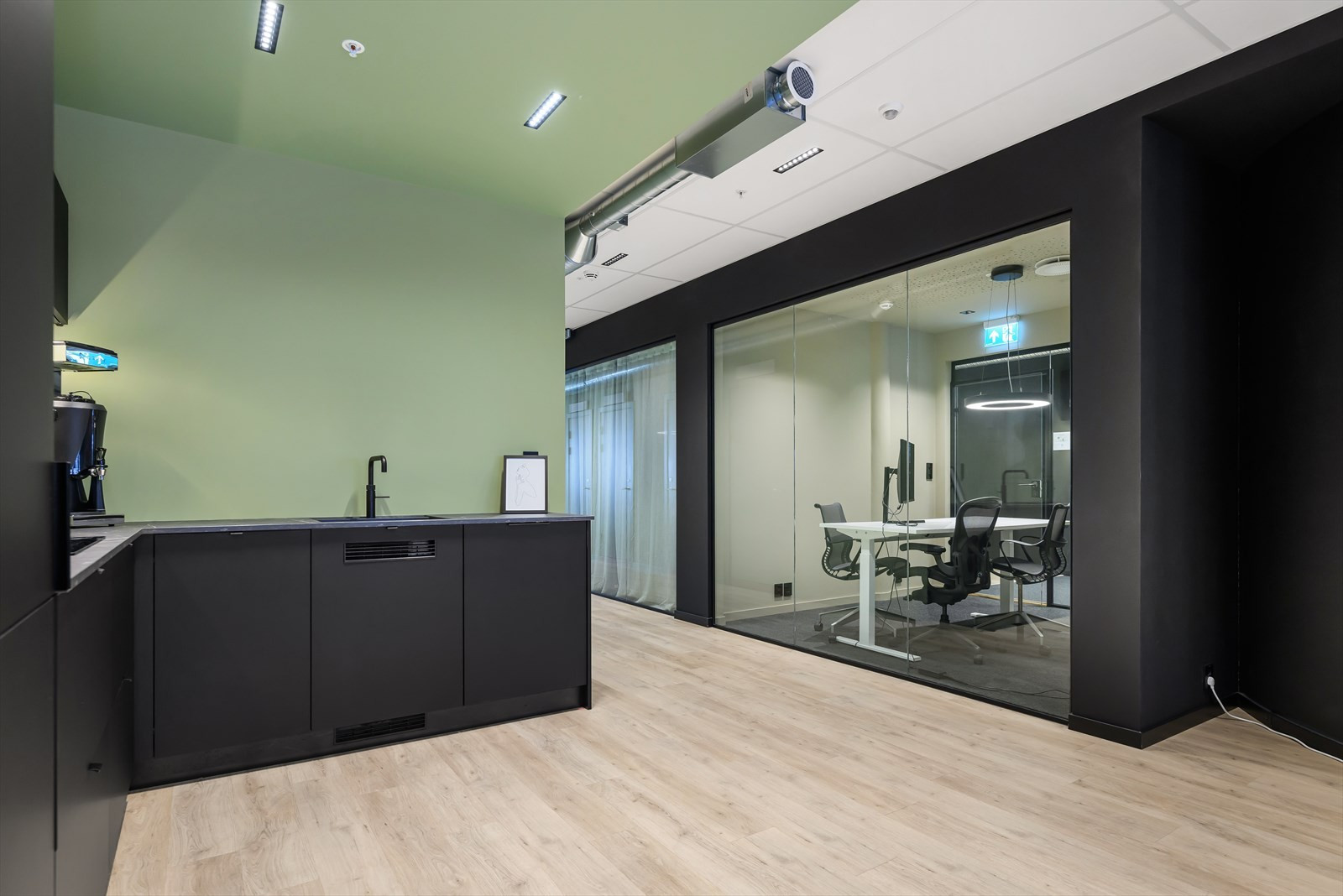 Kjøkken og møterom i 2. etg. BTA ca. 300 m².