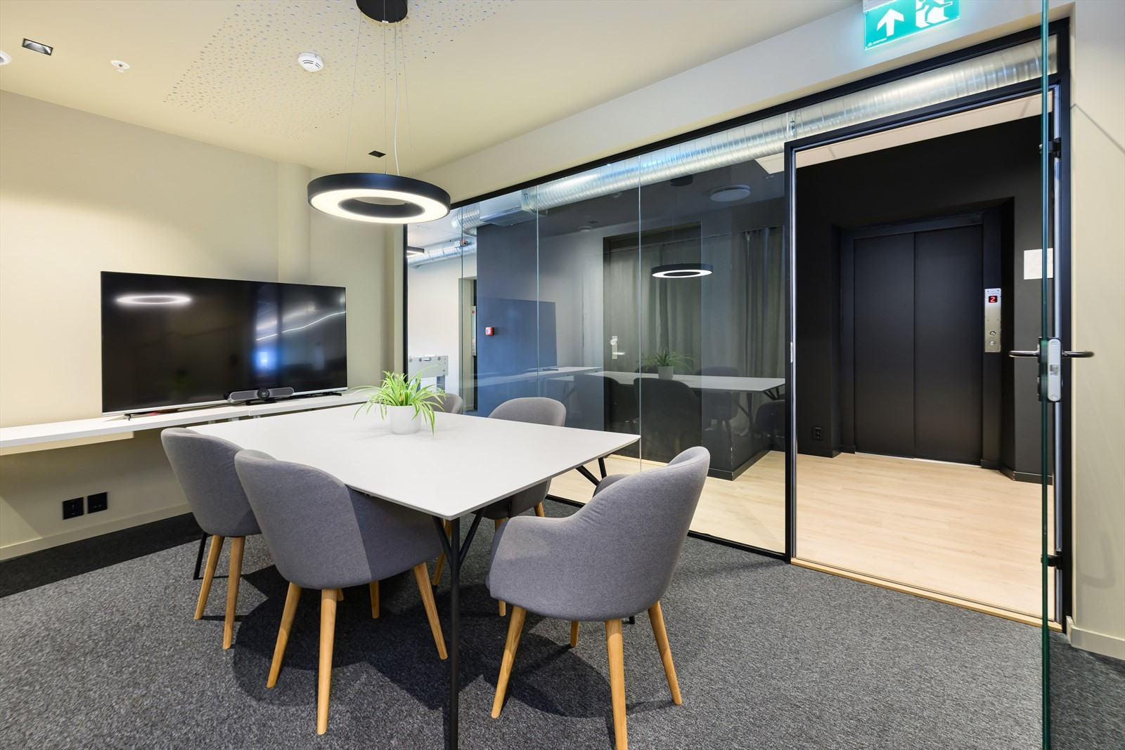 Representative og moderne møterom i 2.etg. BTA ca. 300 m².