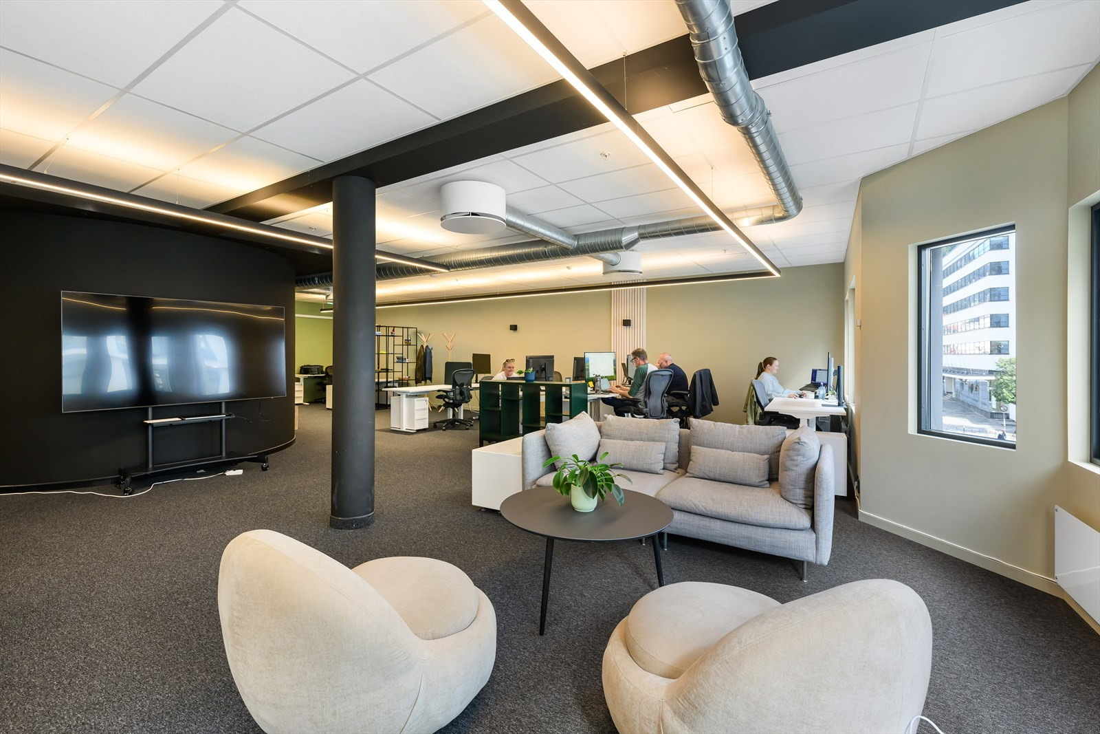 Lokalene i 2. etg. er innredet med landskap, møterom, sosial sone og kjøkken. BTA ca. 300 m².