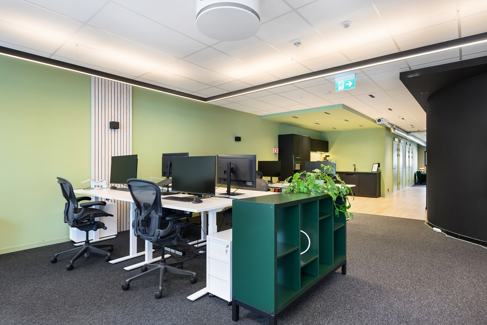 Lokalene i 2. etg. er innredet med landskap, møterom, sosial sone og kjøkken. BTA ca. 300 m².