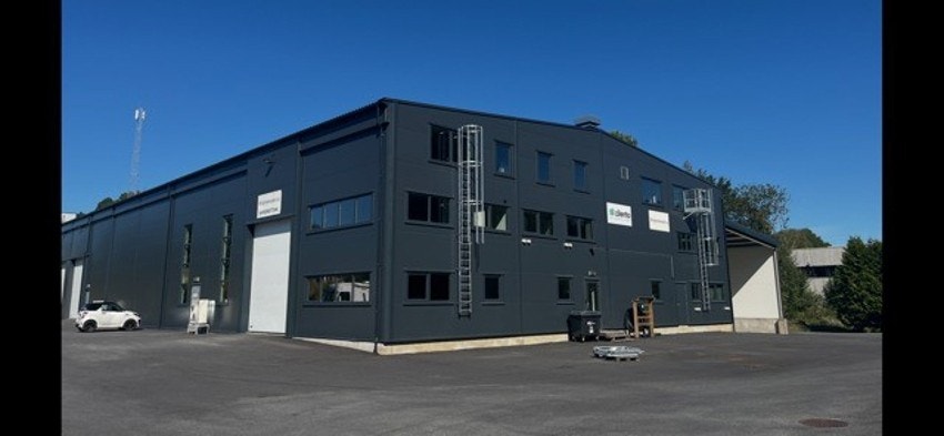 Lokalene er i 2. etasje med parkering i front. Galleribilde