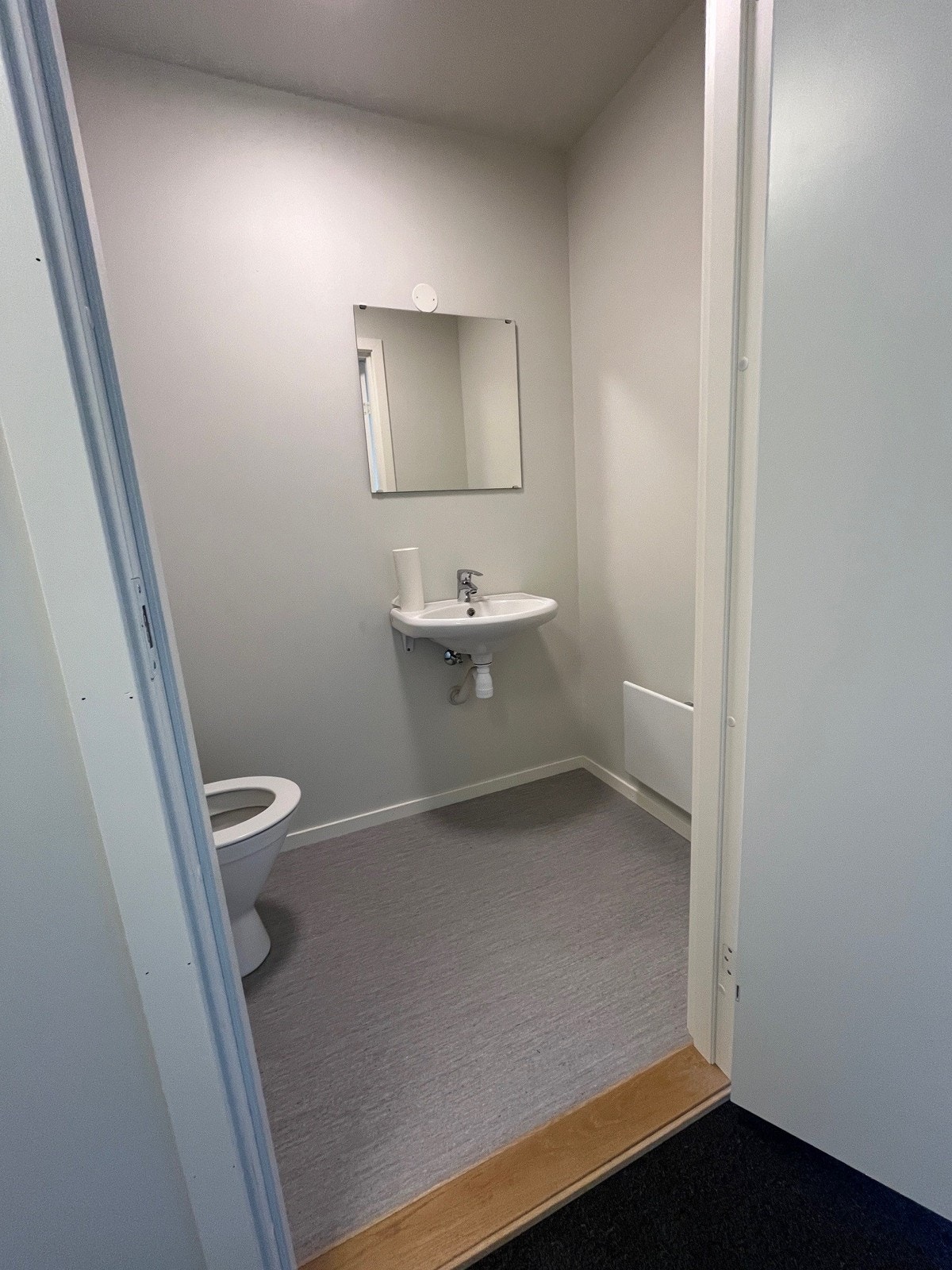 Toalett m vask Galleribilde