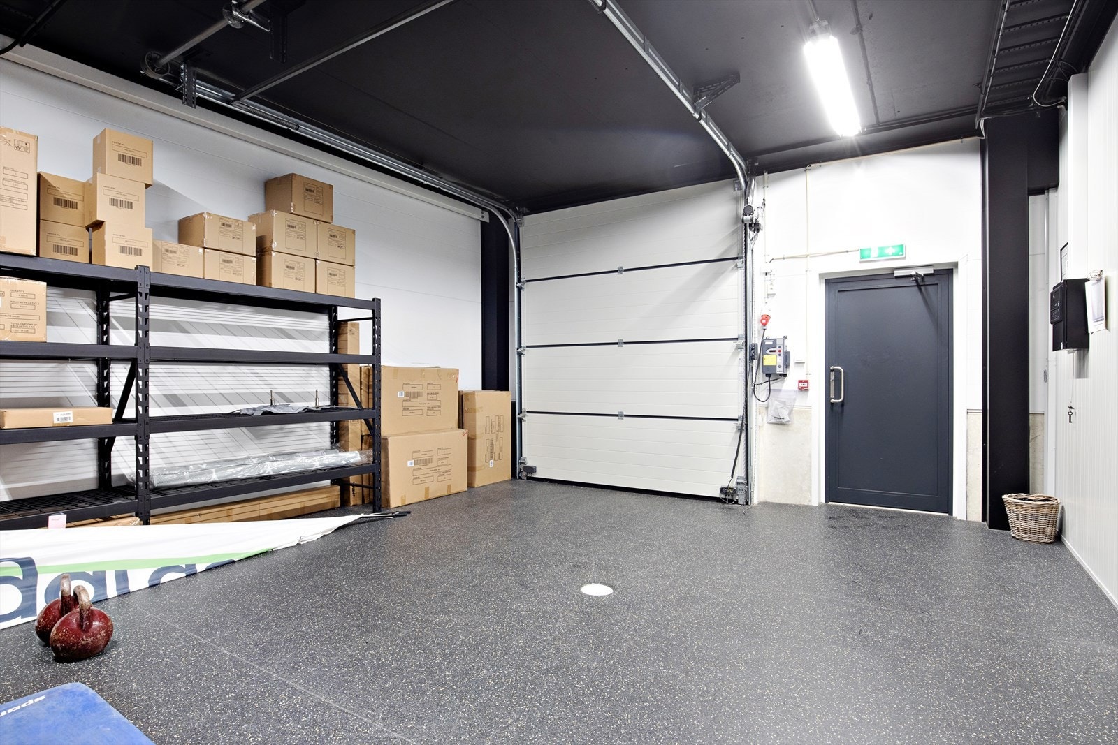 Lager/varemottak i bakkant Galleribilde