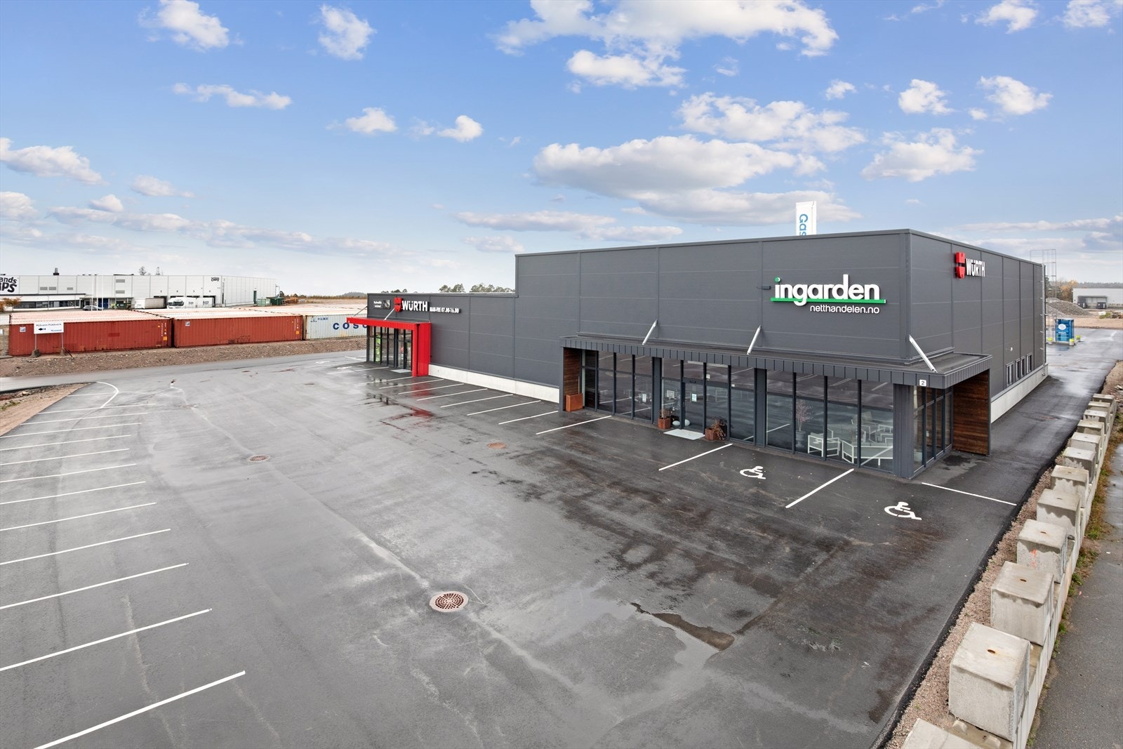 Forsiden. Godt med parkering foran eiendommen Galleribilde