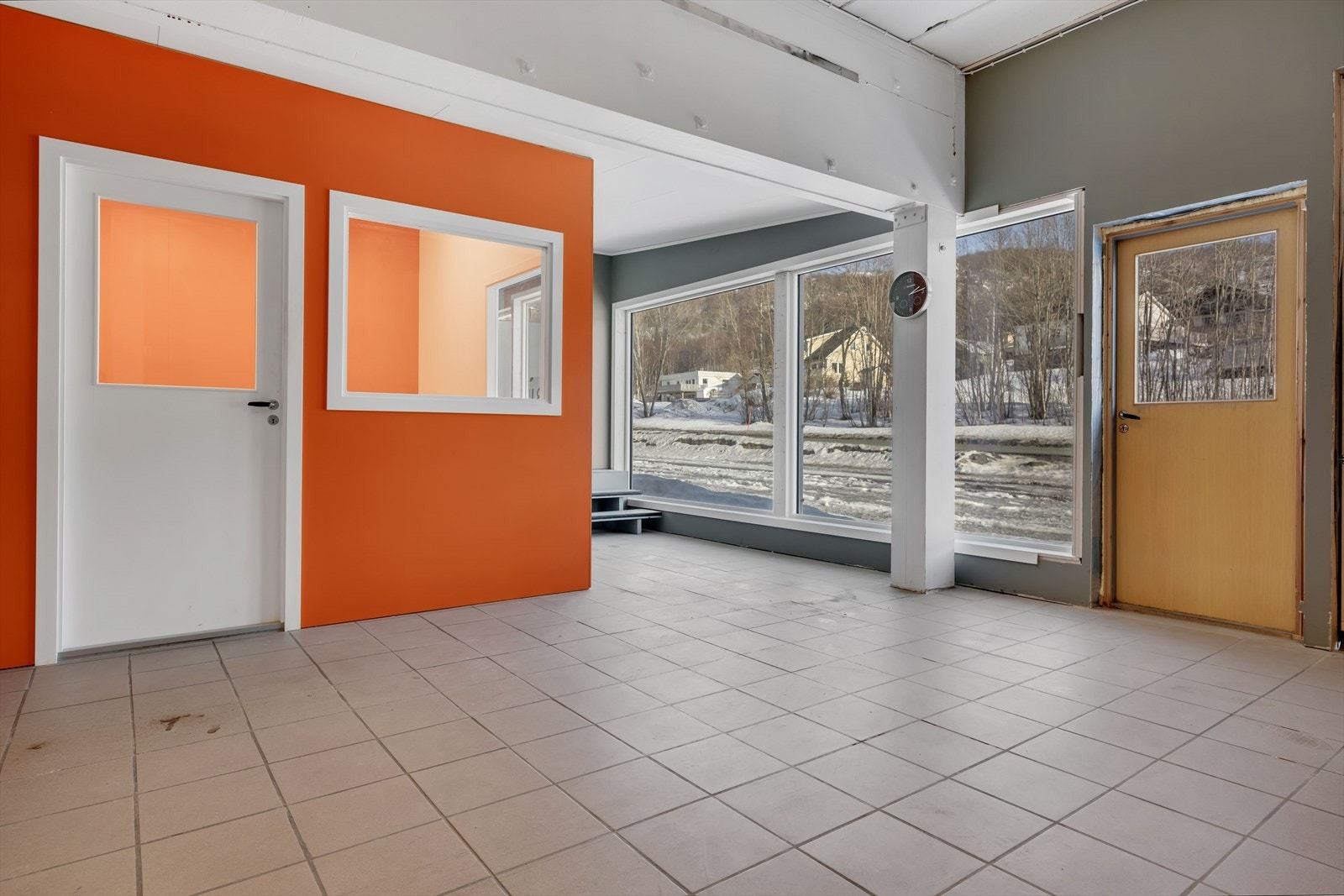 Butikk/utstillingslokale med store vinduer Galleribilde