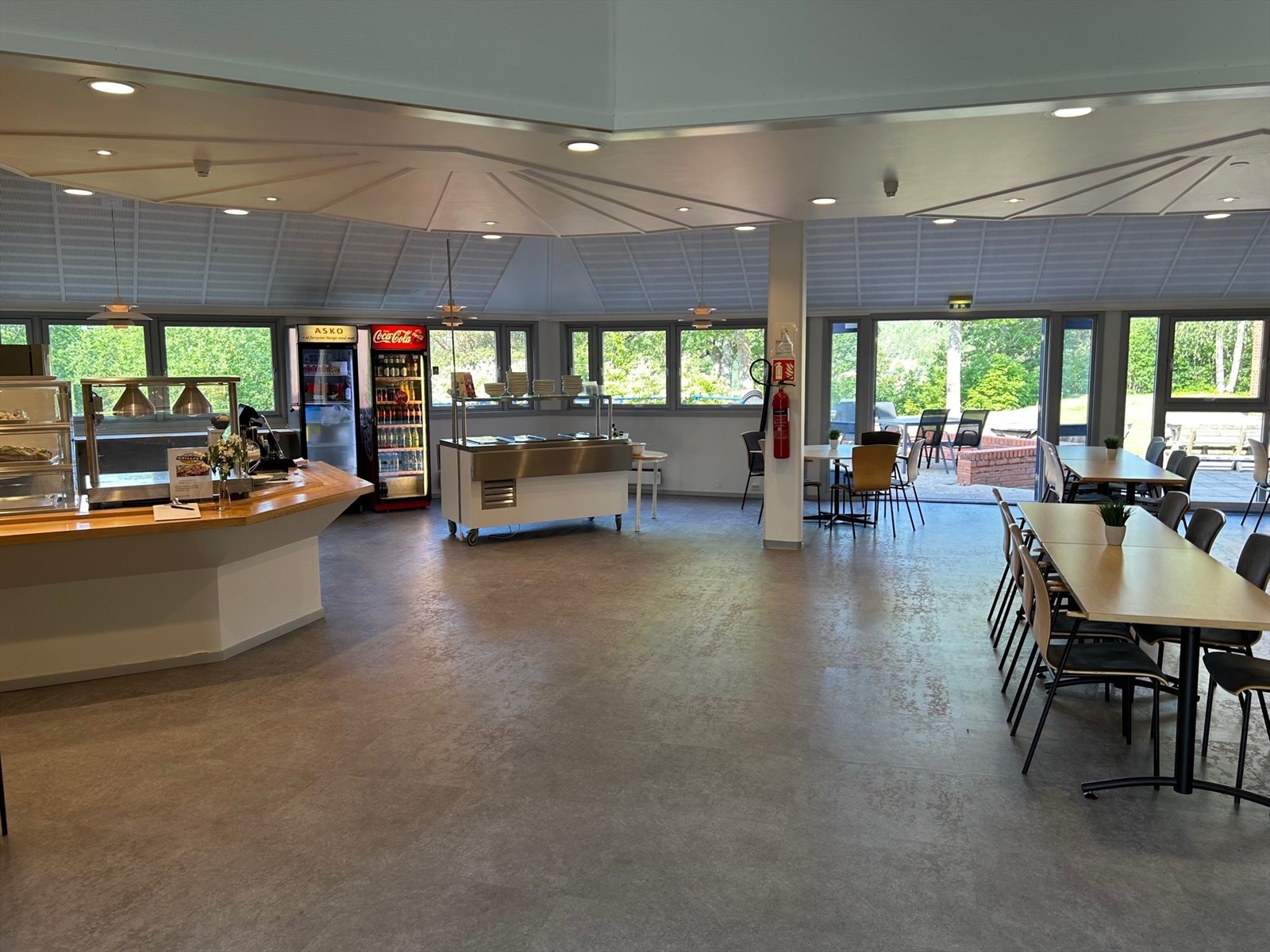 Stor felles kantine som har blitt oppgradert Galleribilde