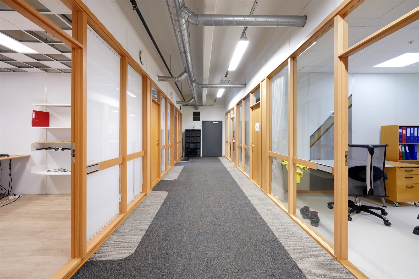 Moderne kontorlokaler med lyse glassvegger og åpen planløsning. Perfekt for et dynamisk arbeidsmiljø. Fleksible bruksområder. Galleribilde