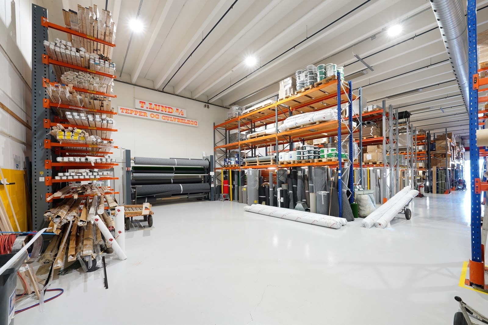 Romslig og godt organisert lagerlokale med god takhøyde. Ideelt for lagring og logistikk. Galleribilde