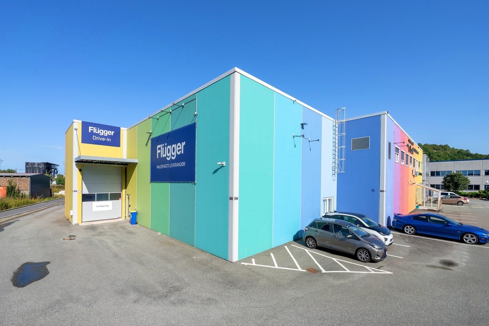 Fargerik fasade med drive-in for en av Leietakerne, strategisk plassert i næringsområde. Perfekt for kreative virksomheter med behov for synlighet. Galleribilde