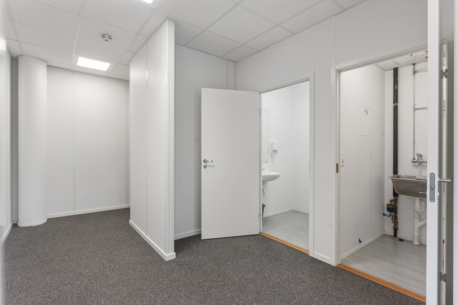 Toalettrom og bøttekott. Galleribilde