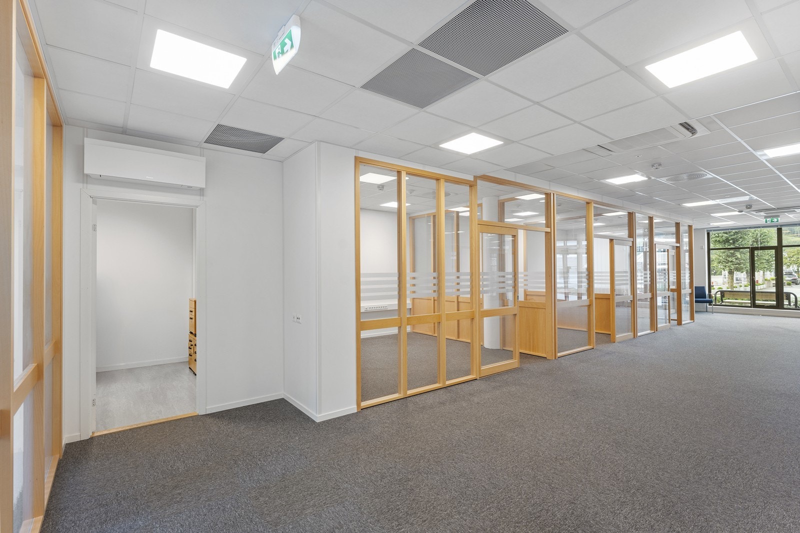 Mot garderobe Galleribilde