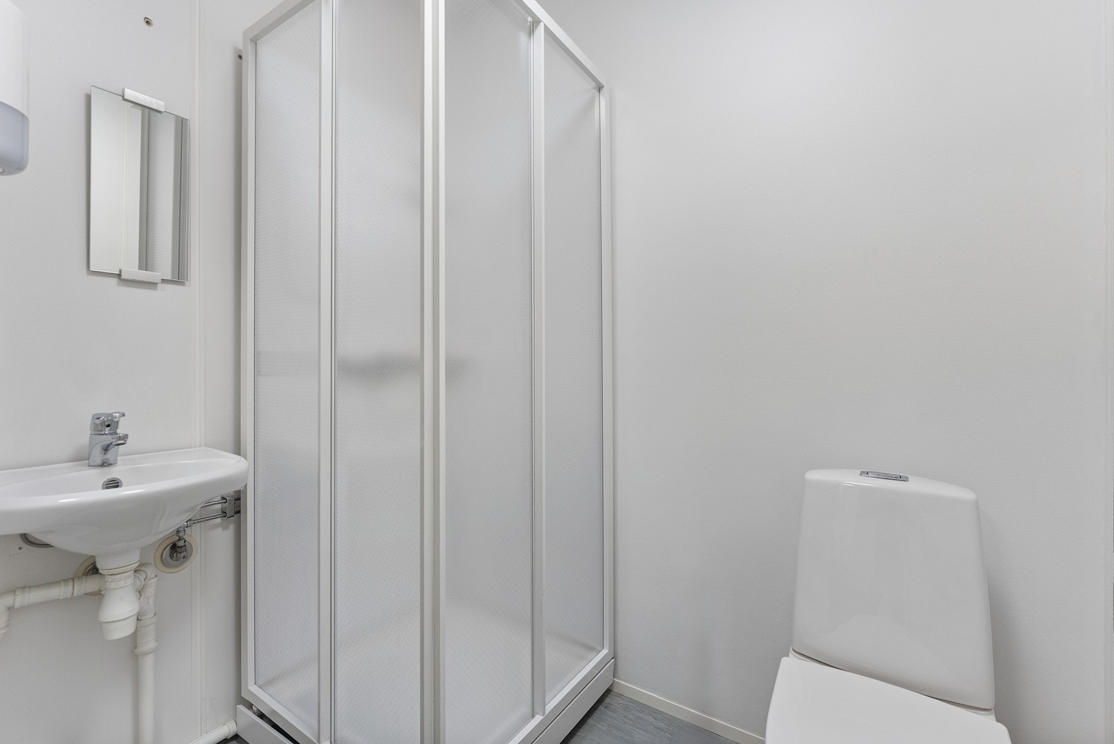 Stort toalettrom med dusjkabinett. Galleribilde