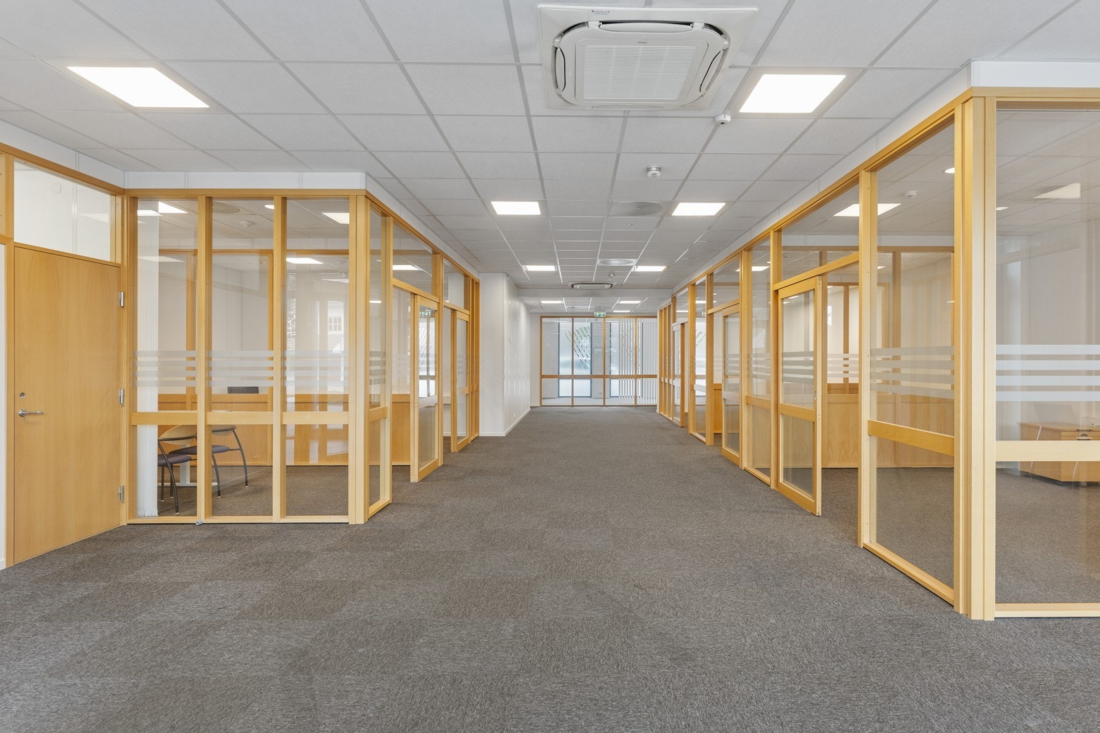 Fra resepsjonsområde og nedover i lokalet. Galleribilde