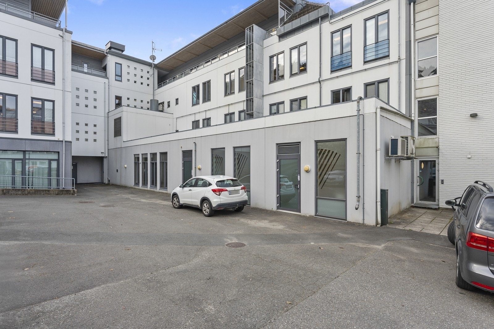 Bakgård med parkeringsmuligheter og vareleveranser. Galleribilde