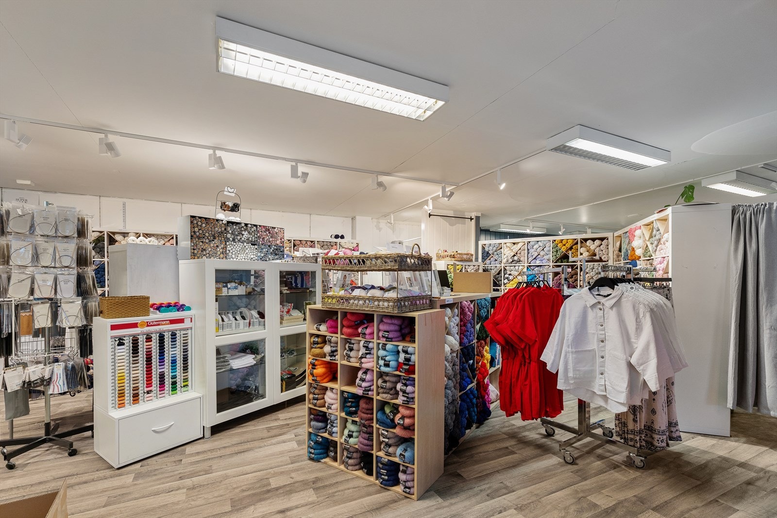 I dag er det utleigd til Tisku i ein av delane. Galleribilde