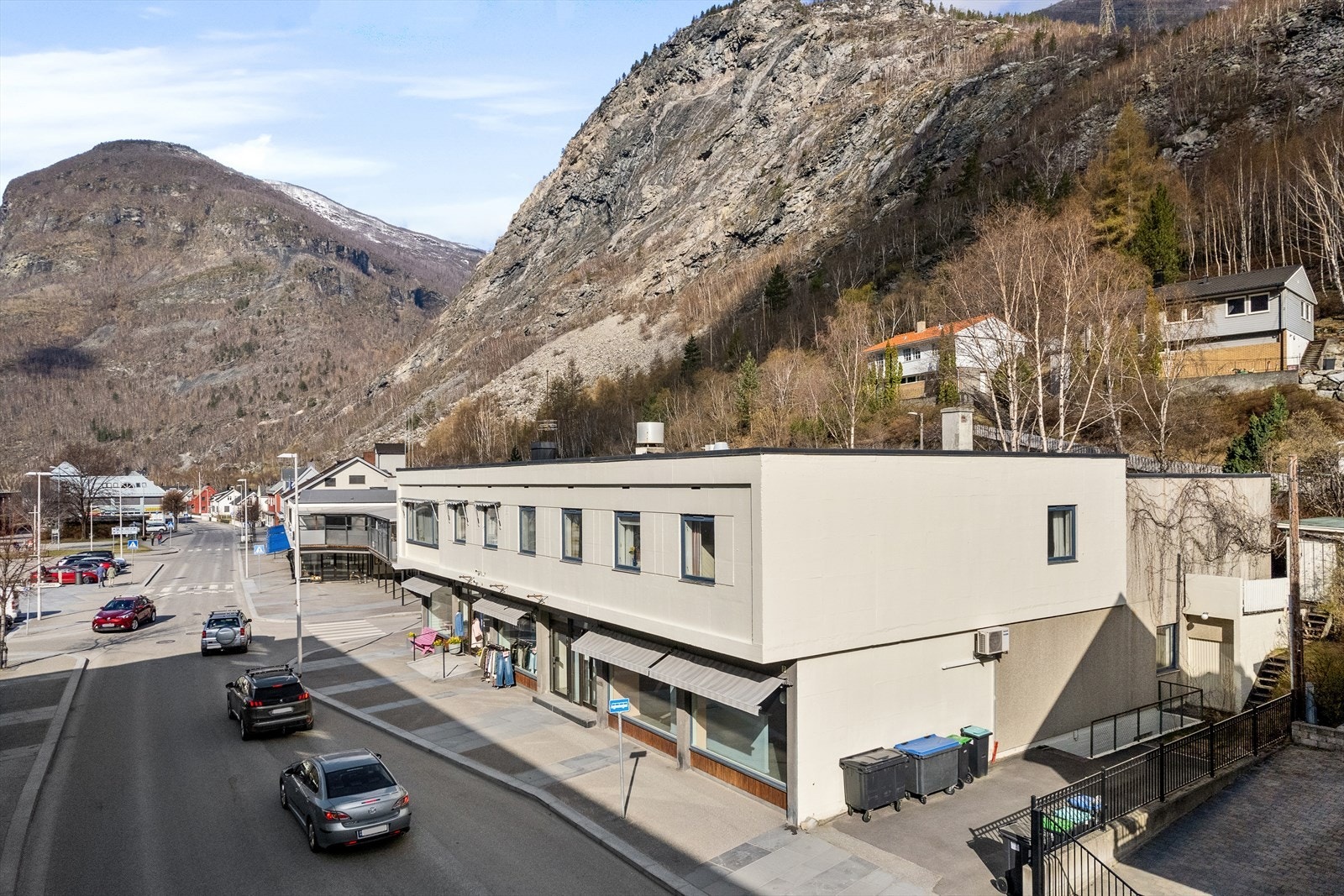 Kombinasjonsbygg med 2 næringsdeler på gateplan, kontorlokale og leilighet i 2.etasje. Galleribilde