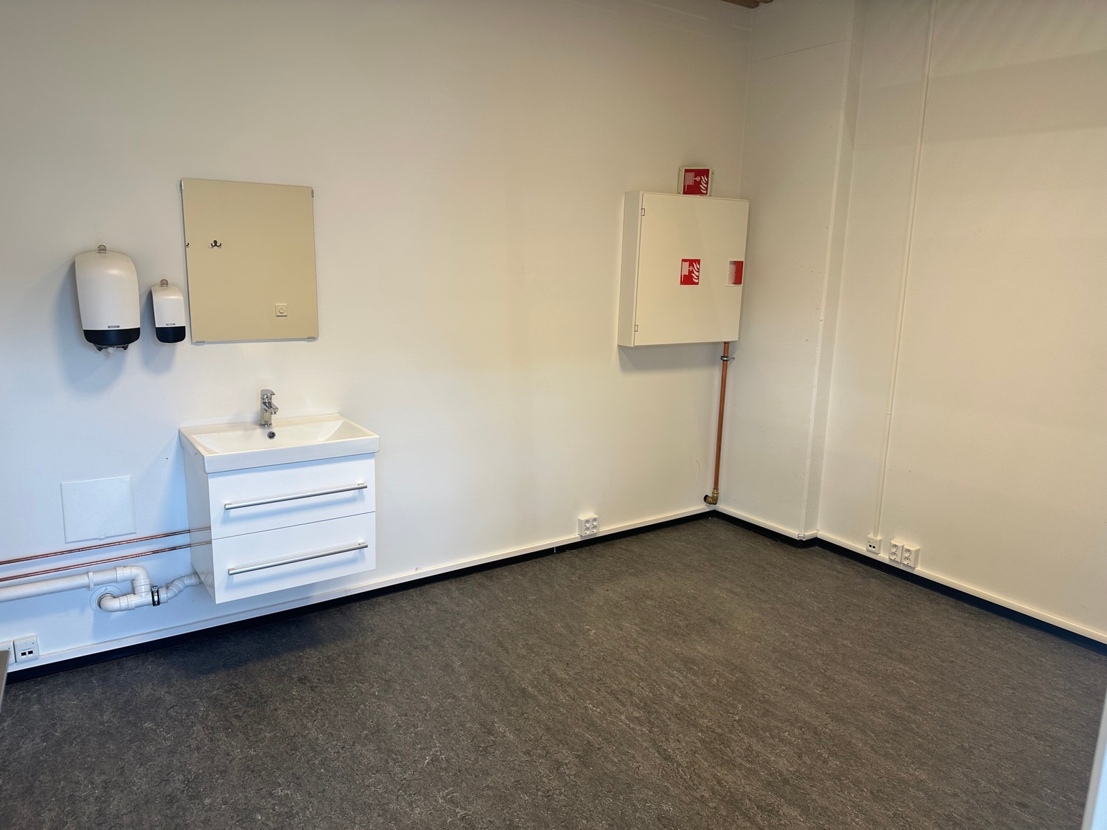 Møterom, lager med vask. Flere utnyttelsesmuligheter Galleribilde