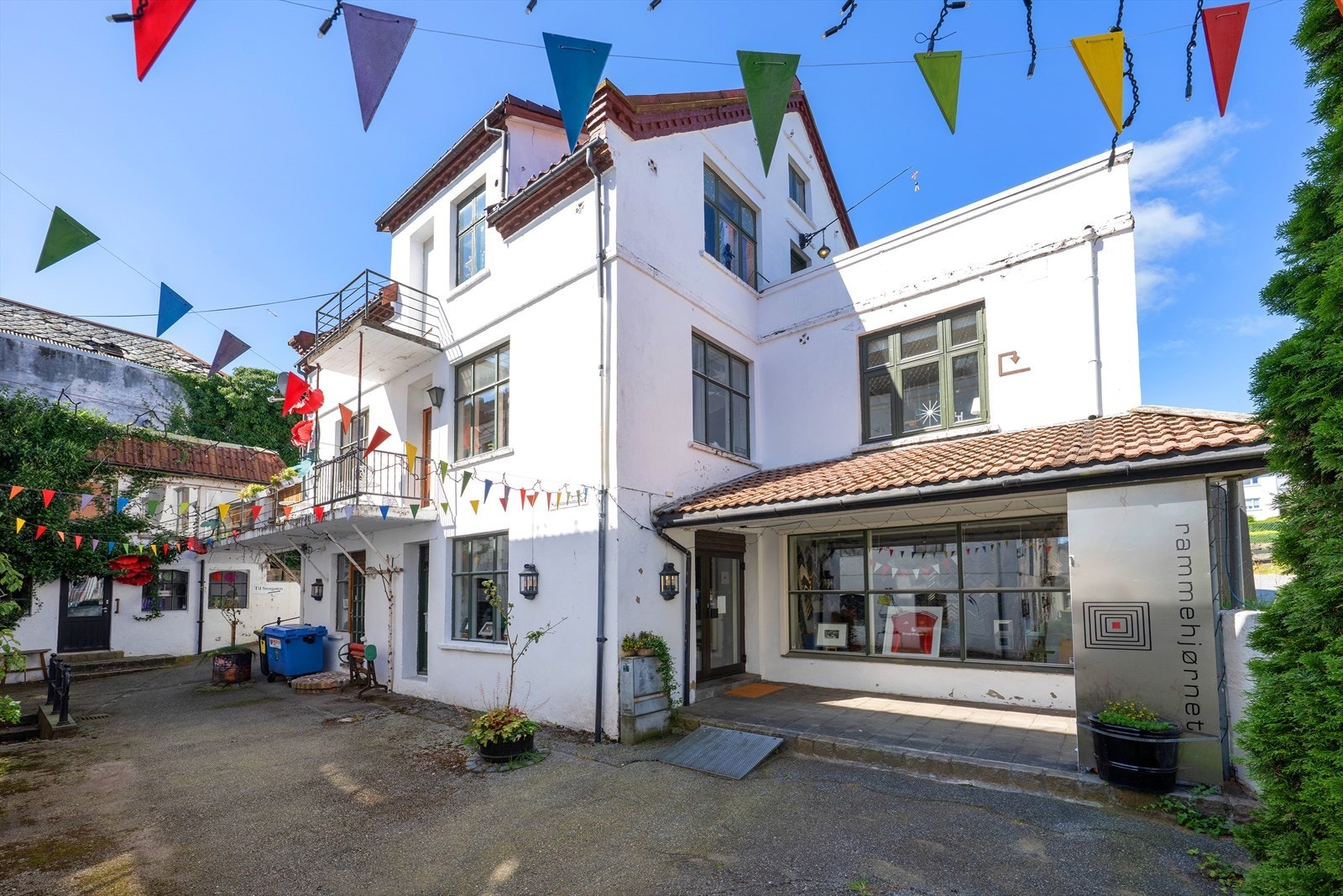 Storgata 53 - Smauet mellom byggene. Galleribilde