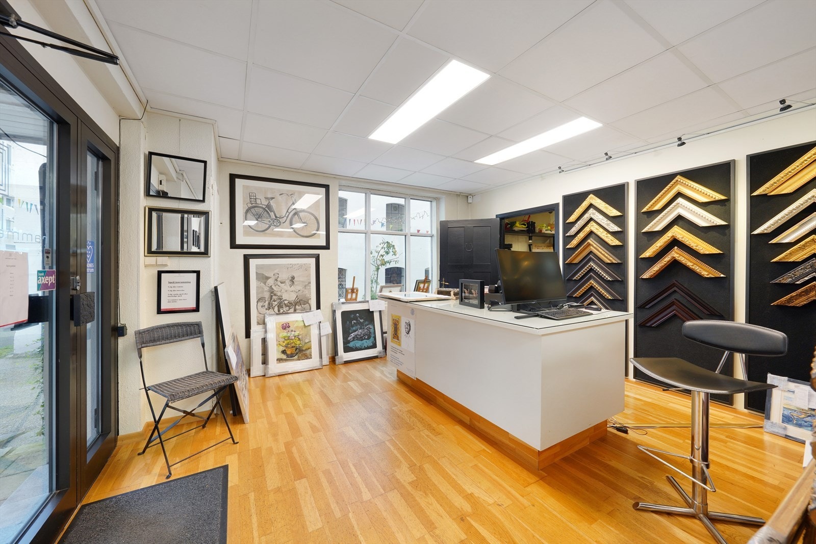 Storgata 53 - Rammebutikk på baksiden av bygget, beliggende i smauet mellom byggene. Galleribilde