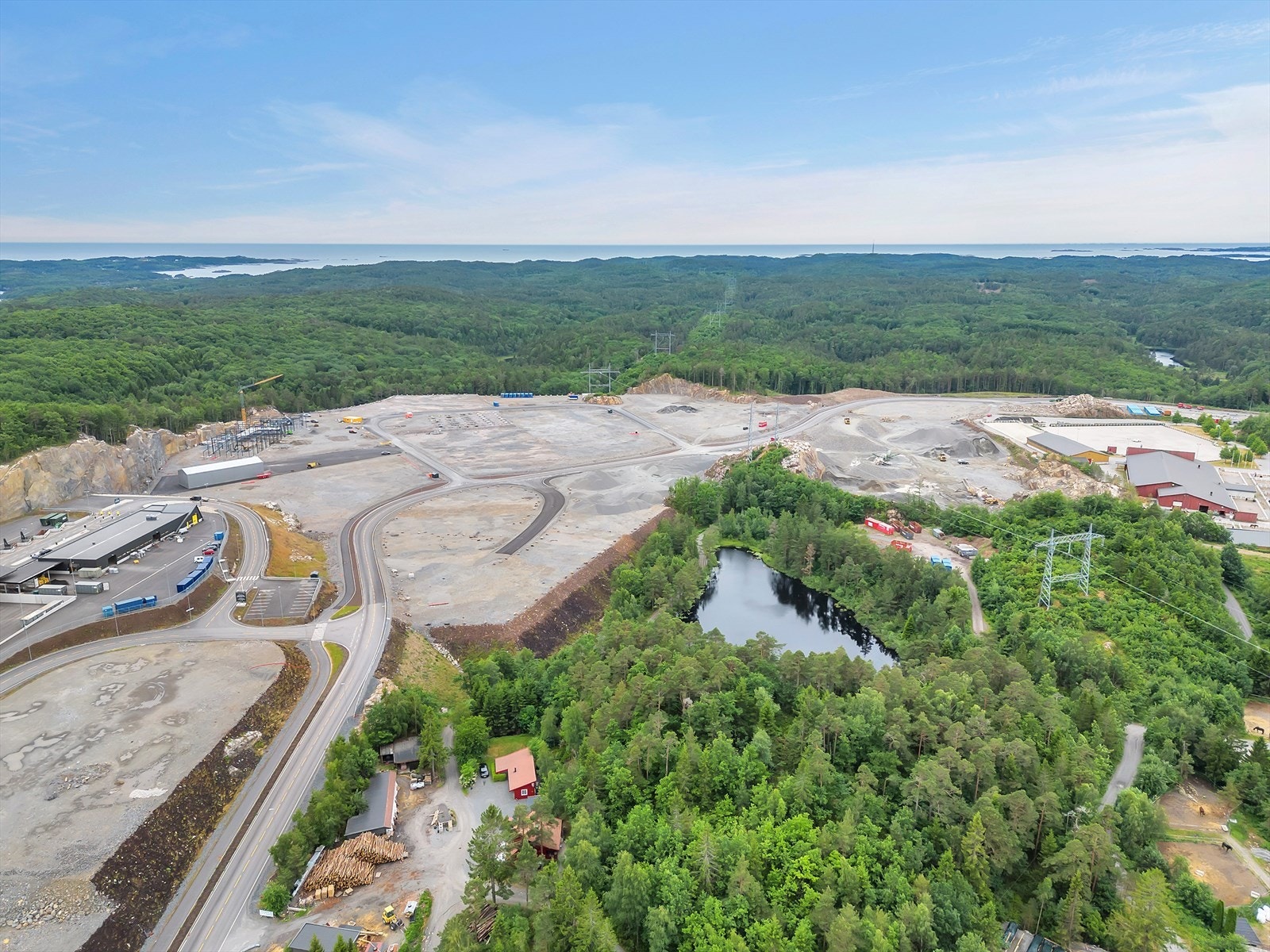 Flere større virksomheter er etablert eller under etablering i området, bla Ikea, Posten/Bring, Optimera og Avfall Sør mlf. Galleribilde