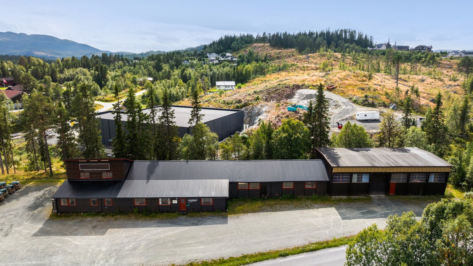 Eiendommen har en eiet tomt på 4 409,8 kvm i følge målebrev Galleribilde