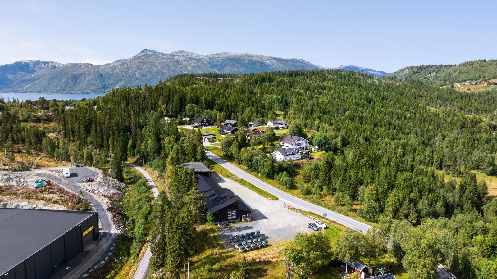 Bygningen inneholder blant annet 3 kontorrom, 2 produksjonshaller, lager, kaldtlager, kjøkken, vaskerom og toalettrom. Galleribilde