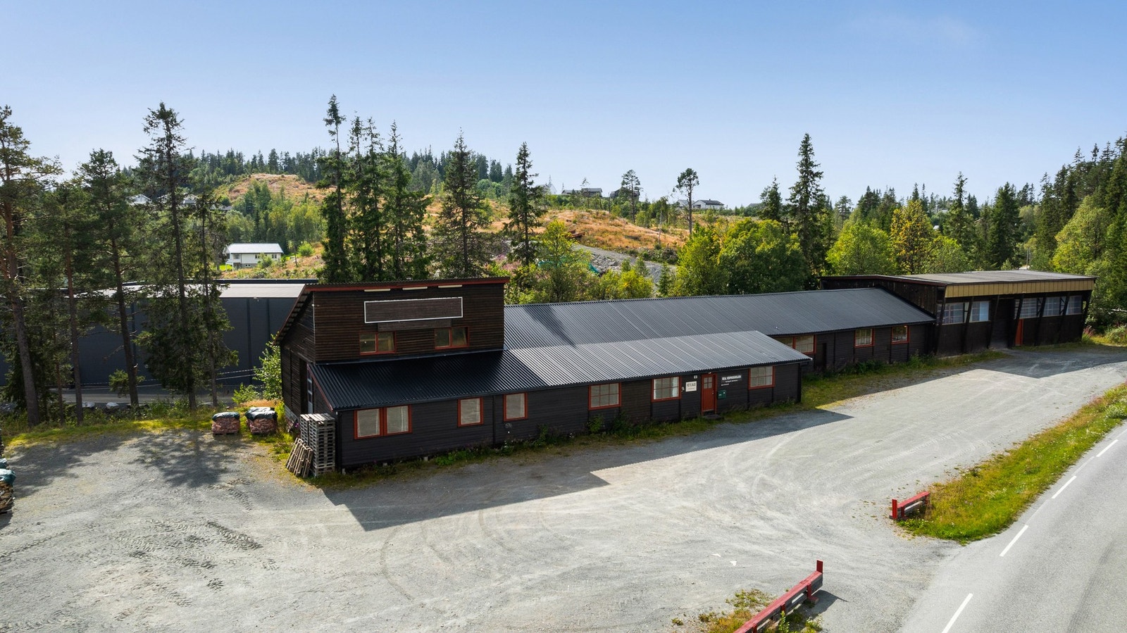 Bygningen har vært brukt som næringslokale/produksjonslokale. Bygningen er antatt oppført på 1960 tallet, noe ombygd og oppgradert opp gjennom tiden. Galleribilde