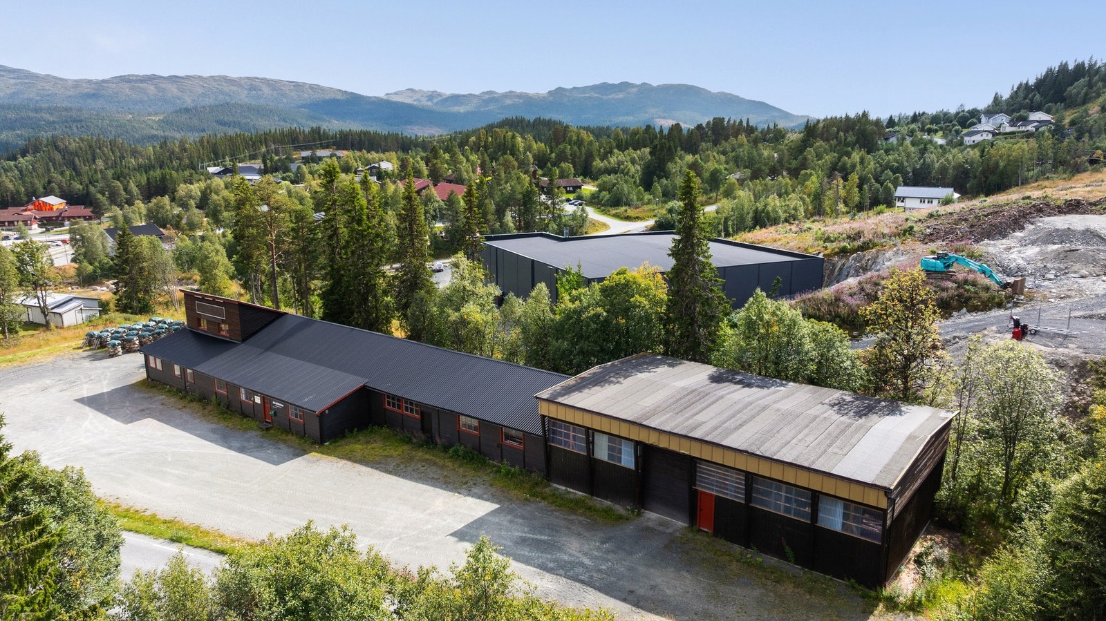 Det totale BTA arealet på bygningen er ca 730 kvm. Dette arealet bidrar til eiendommens fleksibilitet og muligheter for tilpassing ved ulike behov. Galleribilde