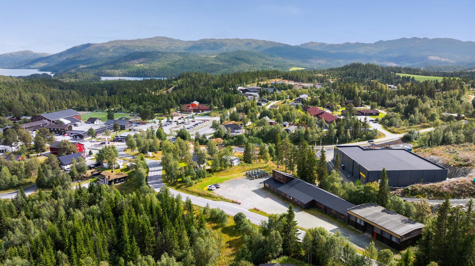 Næringseiendom med svært sentral beliggenhet i Rauland sentrum. Galleribilde