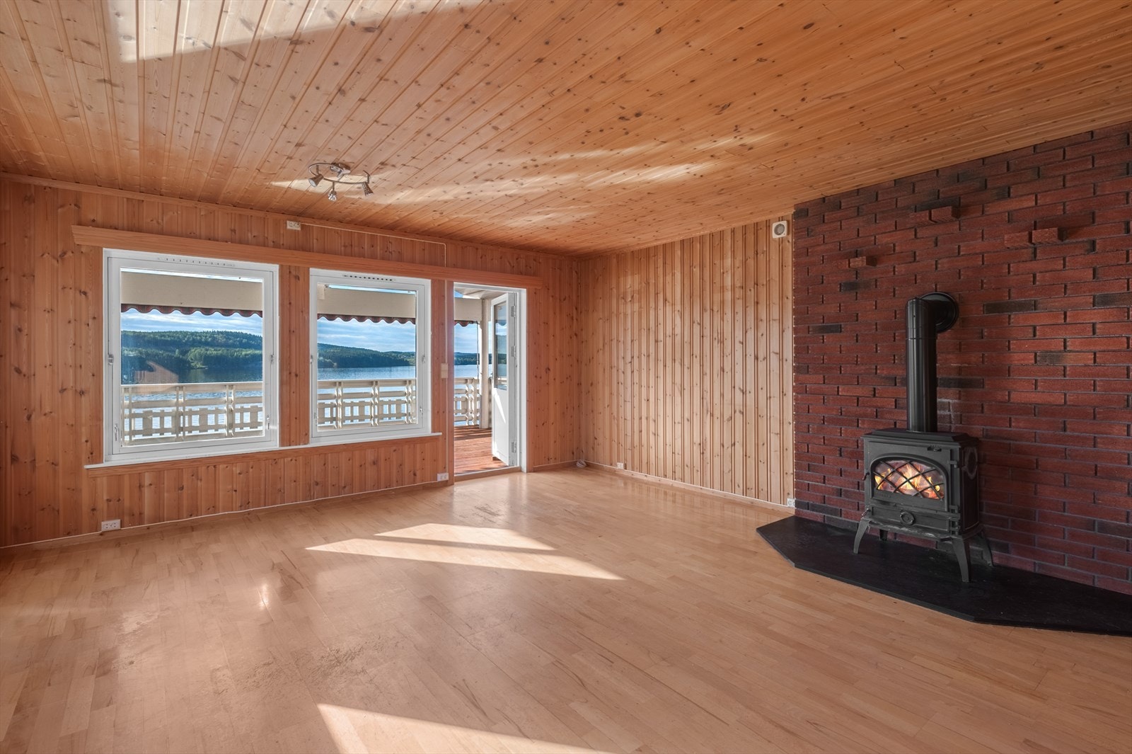 Stueområdet er åpent og romslig, med god plass til sofagruppe, godstol, TV-seksjon og spisebord. Galleribilde