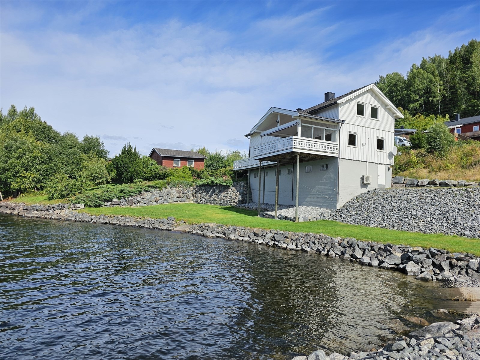 Uteområdet inkluderer også en stor hage, strandlinje og en vestvendt brygge. Galleribilde