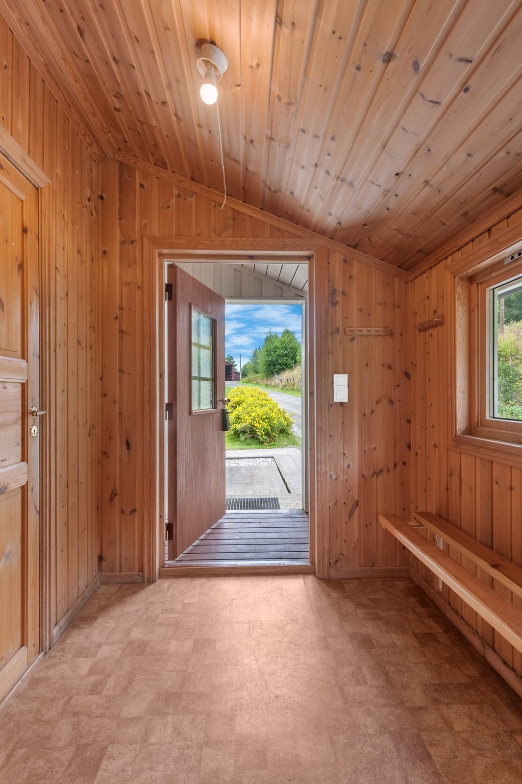 Innenfor døren møtes du av en romslig entré med god plass for oppbevaring av klær og annet utstyr. Galleribilde