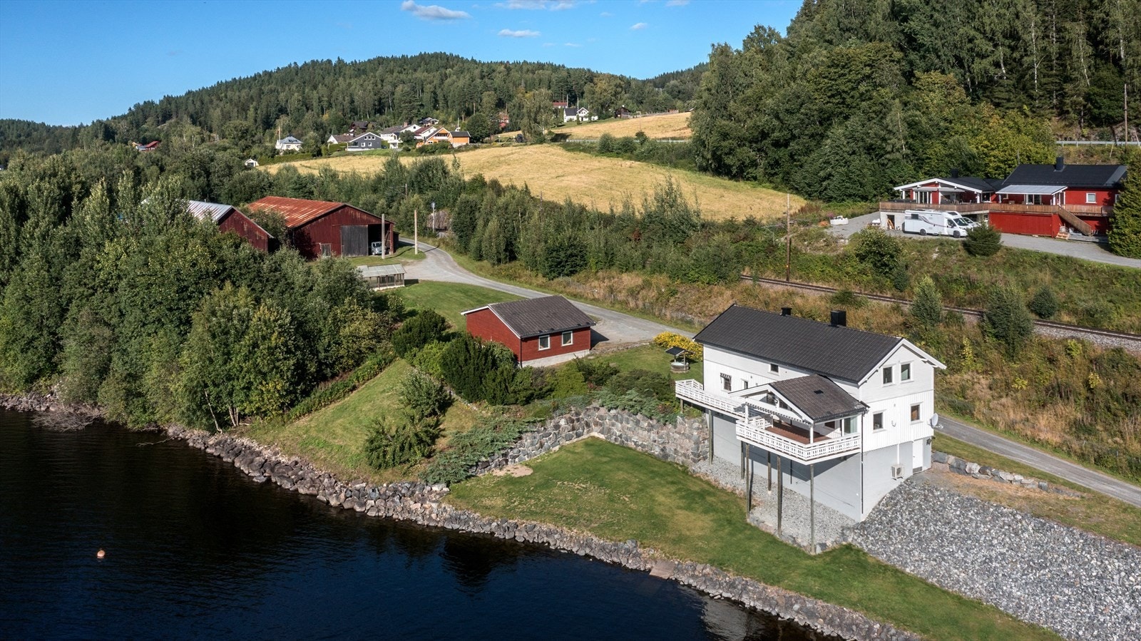 Eiendommen er på ca 35 500 kvm med lang strandlinje Galleribilde