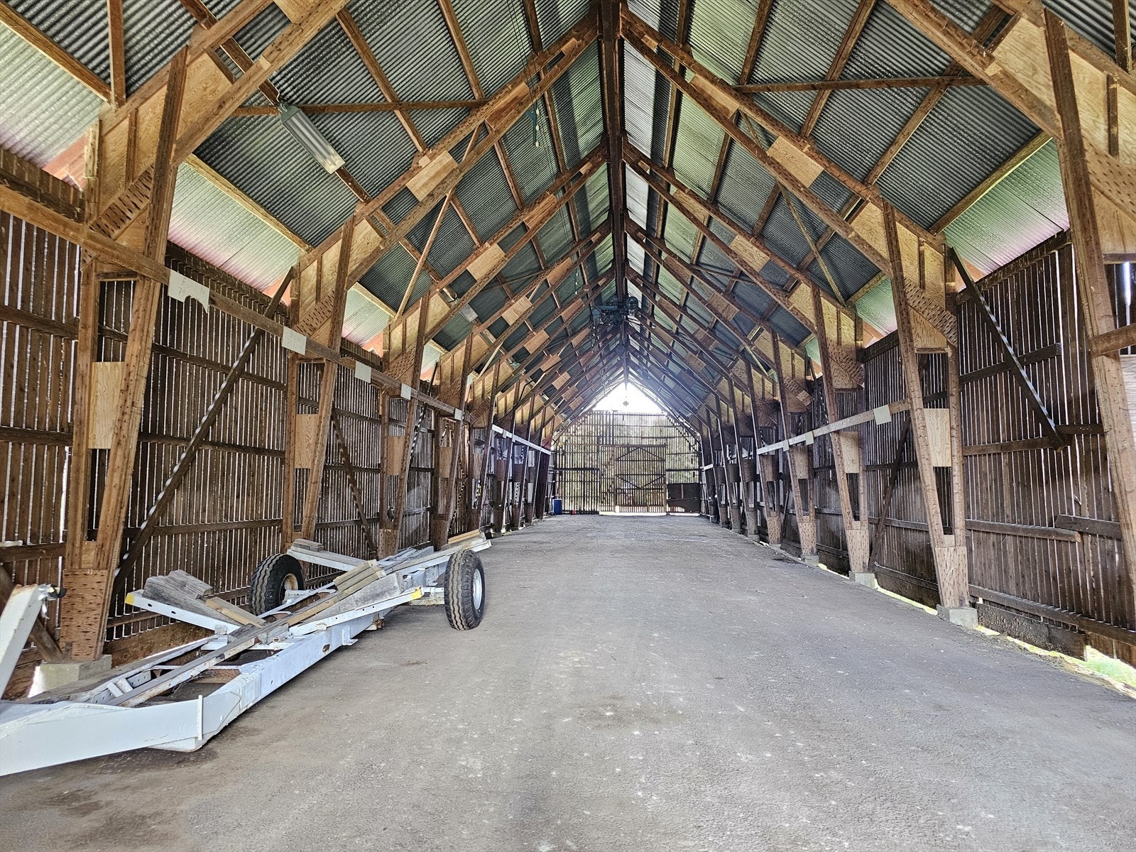 Stor lagerhall på eiendommen. Galleribilde