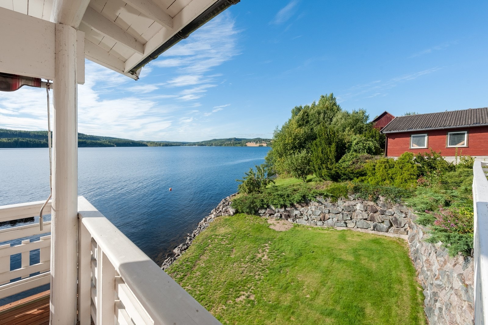 Tomten er opparbeidet med plenarealer, beplantning, prydbusker, frukttrær mm. Galleribilde