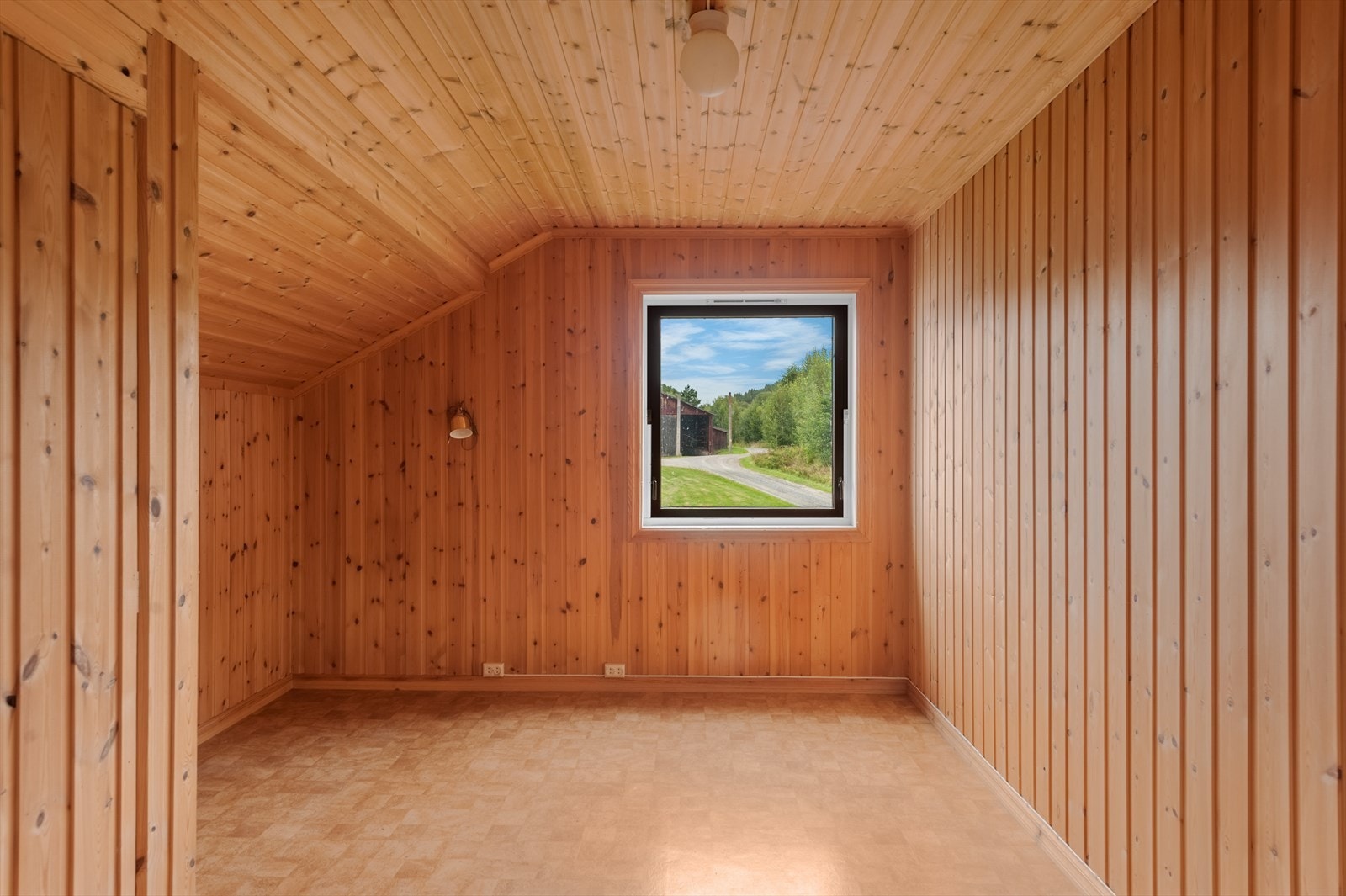 To av soverommene ligger i hovedetasjen og tre i 2. etasje. Galleribilde