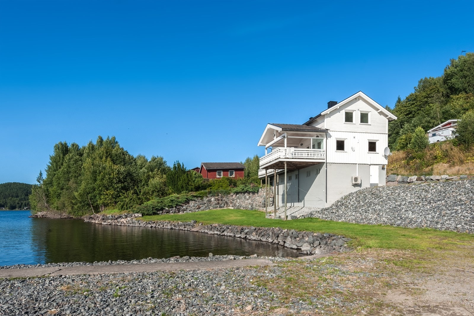 Eiendommen grenser mot Mjøsa, med plen helt ned til vannkanten. Molo ut i Mjøsa. Galleribilde