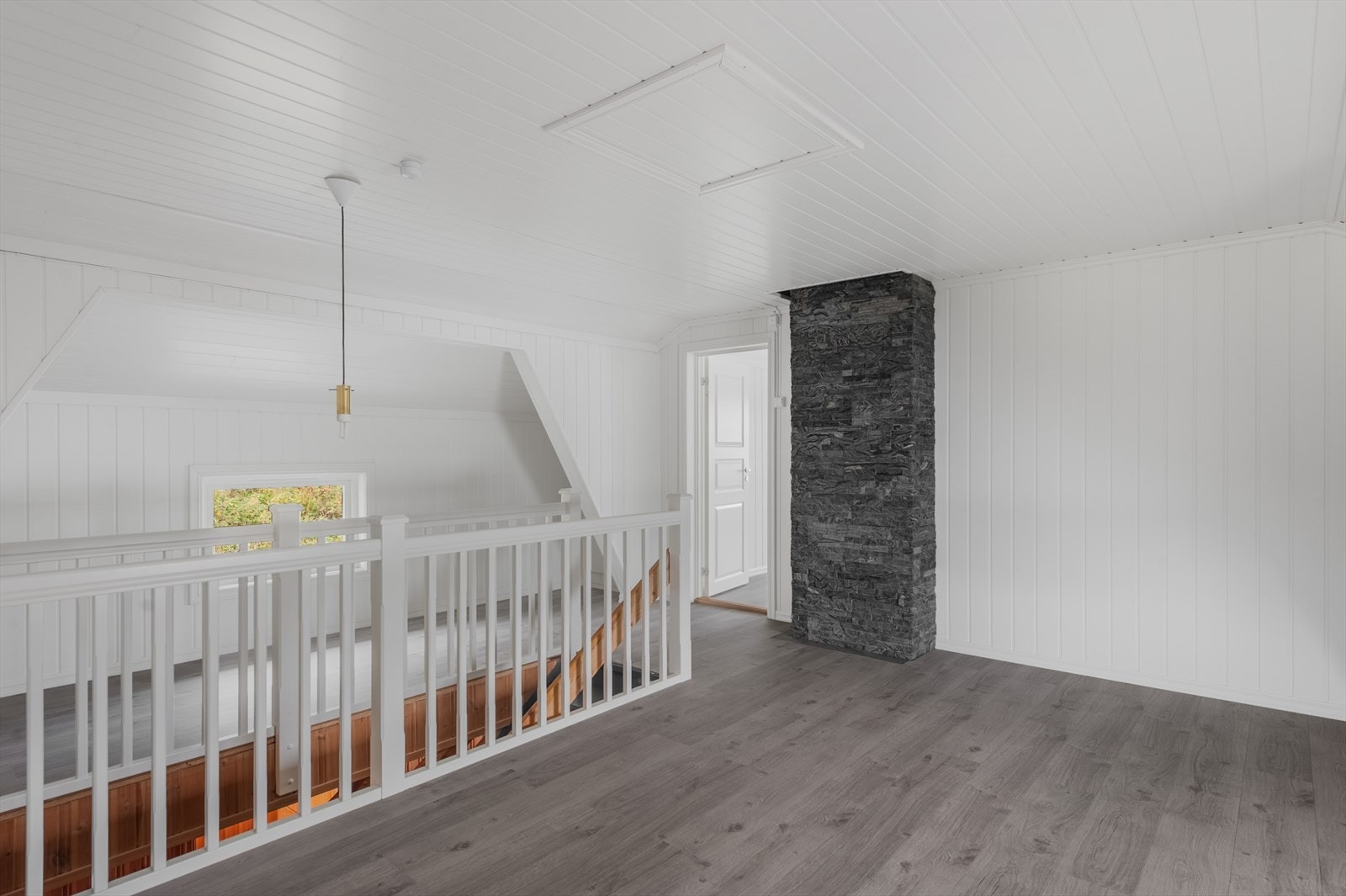 I tillegg til stuen i hovedetasjen, er det en romslig loftstue. Galleribilde