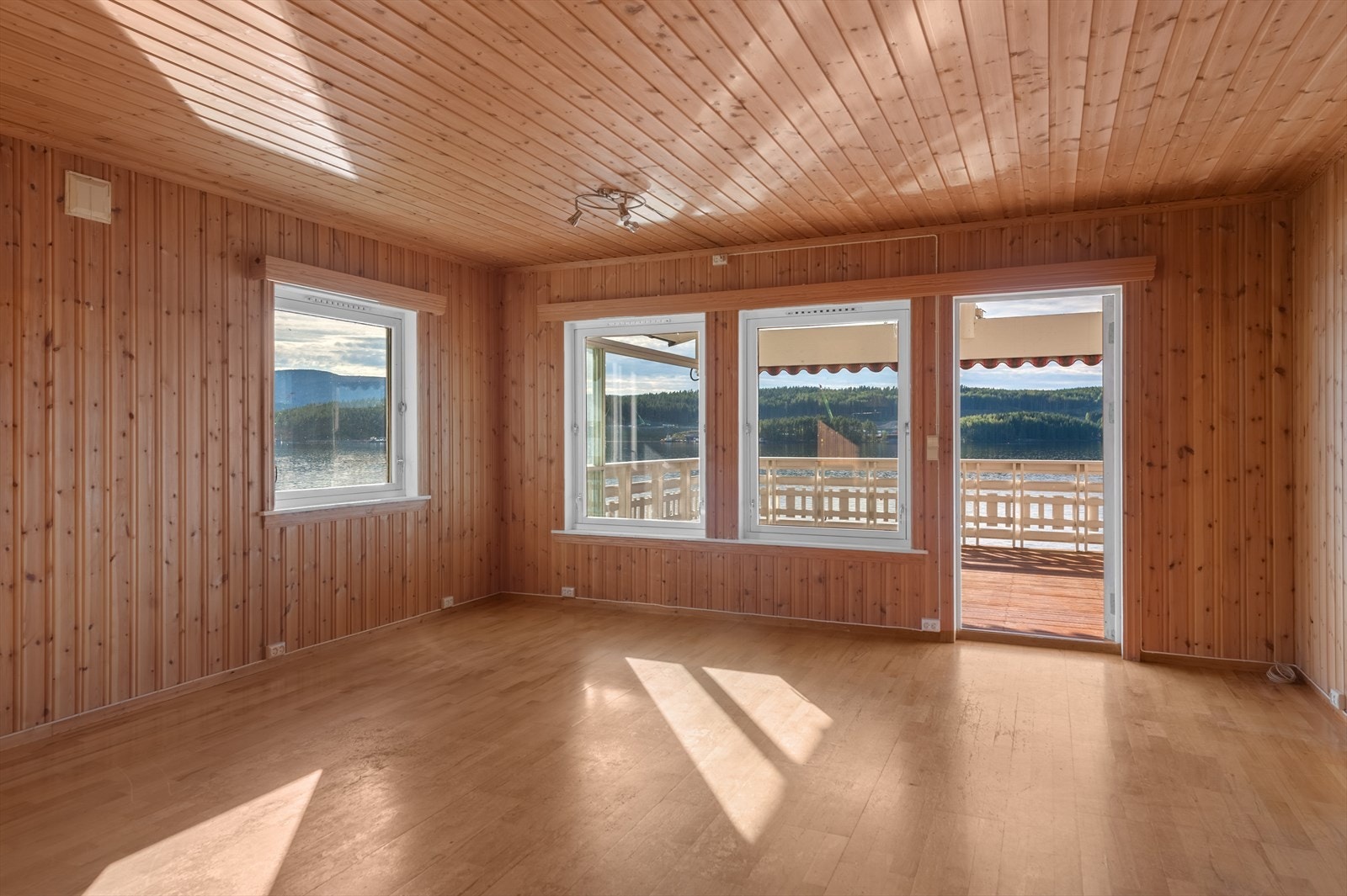 De mange store vinduene flommer rommet med naturlig dagslys, og du kan nyte den flotte utsikten mot Mjøsa og omliggende landskap. Galleribilde