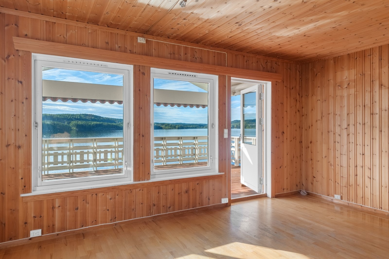 Fra stuen er det også utgang til en stor, overbygget veranda hvor du kan nyte gode solforhold. Galleribilde