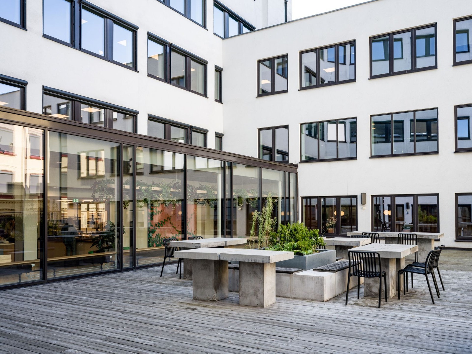 Felles takterrasse i forlengelse av personalrestauranten i 2. etasje Galleribilde