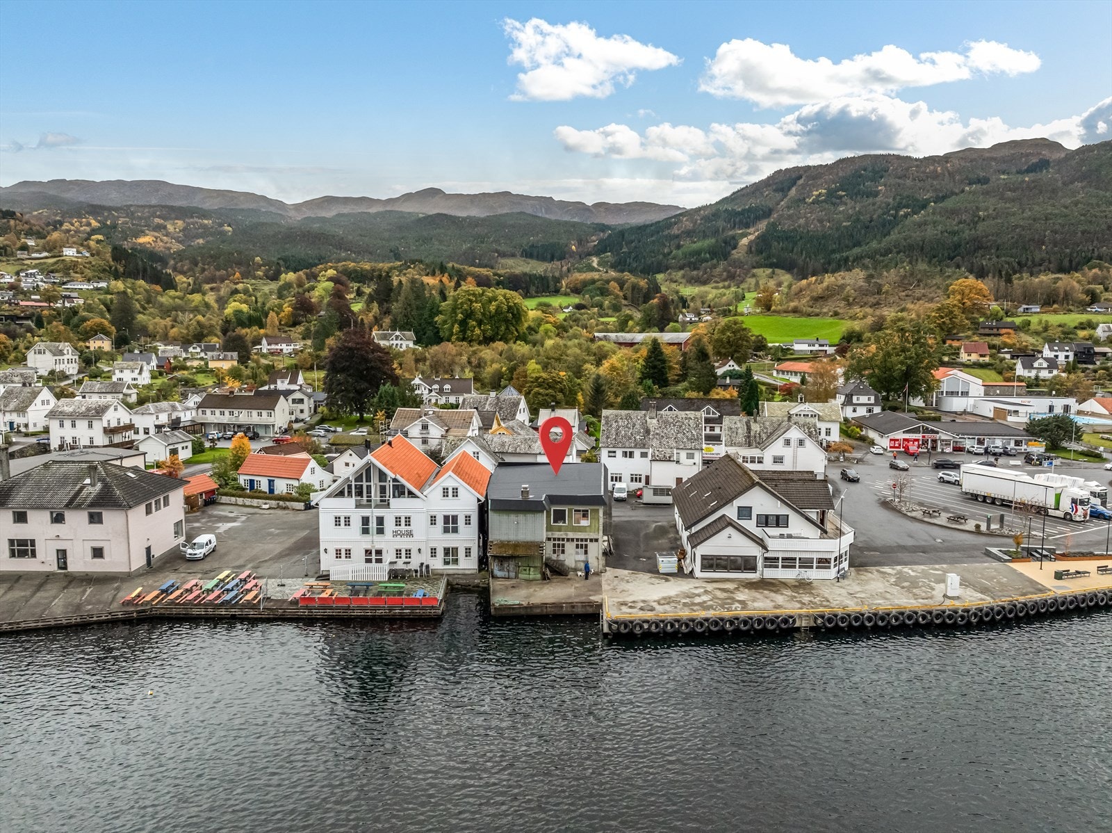 Næringseiendom i Skånevik sentrum med ca. 10 meter kailinje Galleribilde