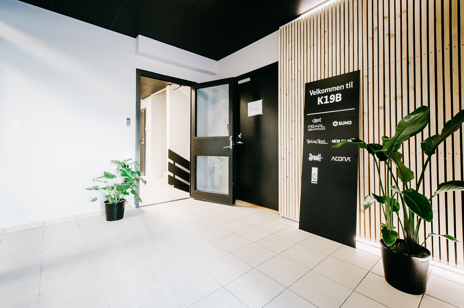 Oppusset og moderne inngangsparti til lokalene.