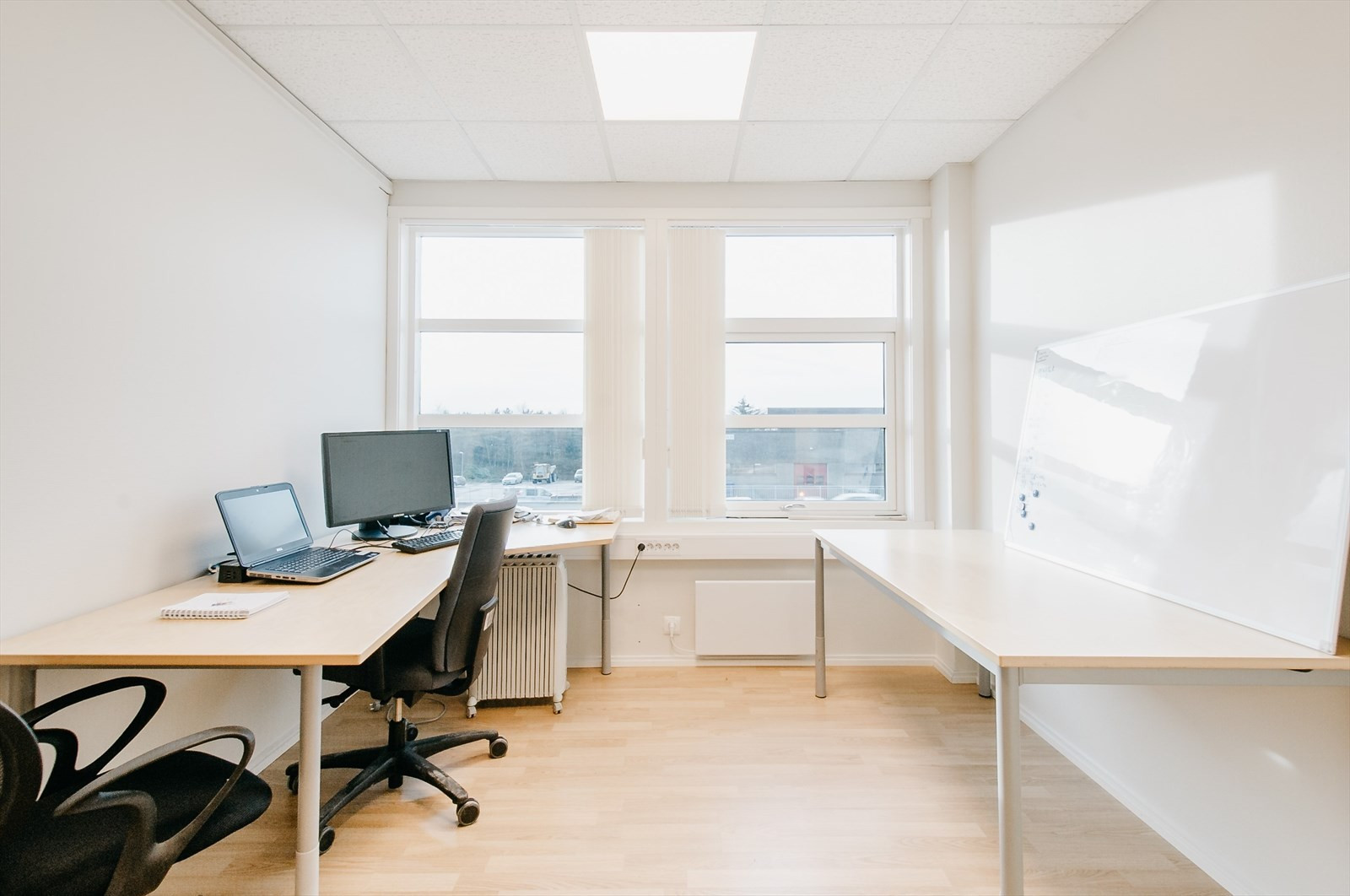 Kontorlokalene er ca. BTA 305 m² og er innredet med 9 cellekontor, møterom og kjøkken.