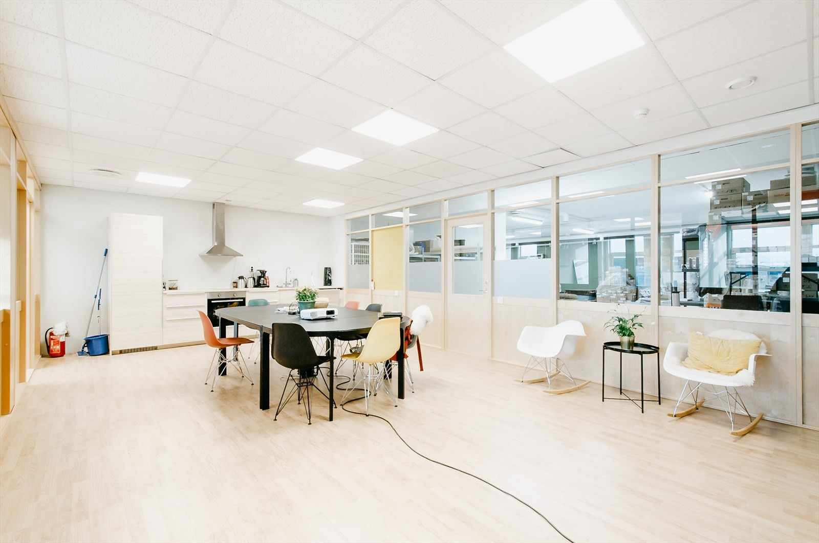 Kontorlokalene er ca. BTA 305 m² og er innredet med 9 cellekontor, møterom og kjøkken.