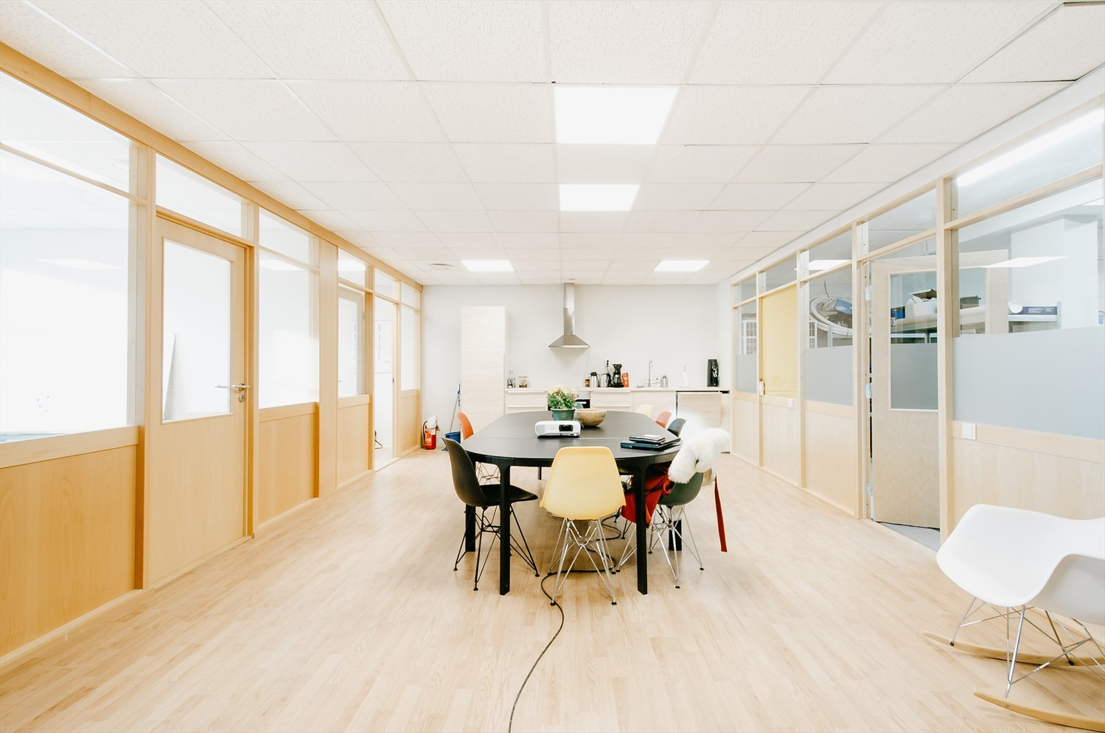 Kontorlokalene er ca. BTA 305 m² og er innredet med 9 cellekontor, møterom og kjøkken.