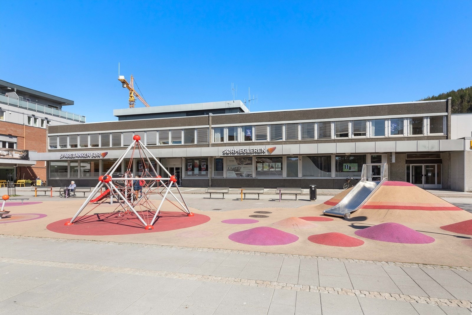 Kort vei til alle butikktyper og med parkeringsplass rett ved. Galleribilde