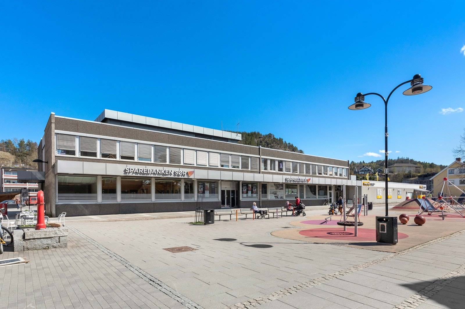 Sørmegleren næring har gleden av å presentere for salg bankbygget i Vennesla midt i sentrum. Galleribilde