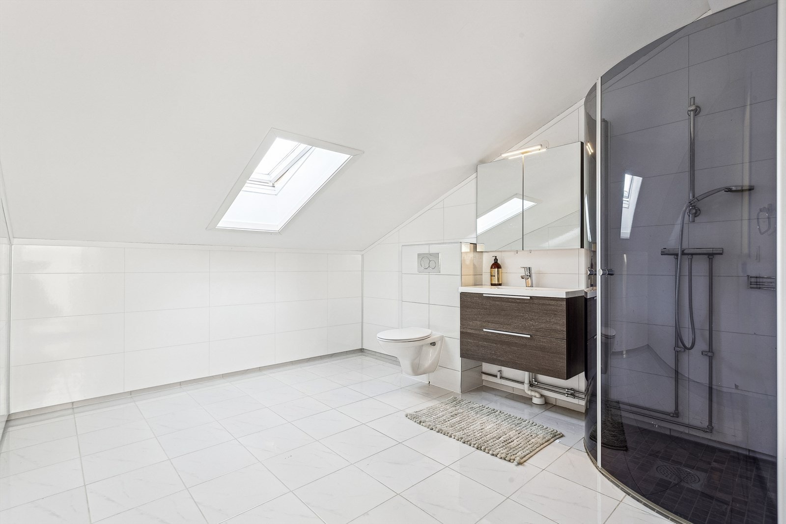 Flislagt og delikat bad. Galleribilde